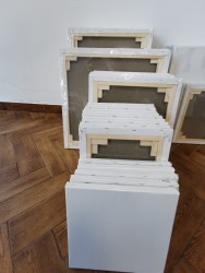 Sasiu panza bumbac 30 x 50 Granulație medie de 360 gr/mp. Pot fi utilizate la pictura în culori pe bază de ulei cât și în culori pe bază de apă (acrilice, tempera, guașe)