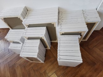 Sasiu panza bumbac 40 x 80 Granulație medie de 360 gr/mp. Pot fi utilizate la pictura în culori pe bază de ulei cât și în culori pe bază de apă (acrilice, tempera, guașe)