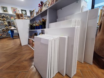 Sasiu panza bumbac 45 x 55 Granulație medie de 360 gr/mp. Pot fi utilizate la pictura în culori pe bază de ulei cât și în culori pe bază de apă (acrilice, tempera, guașe)