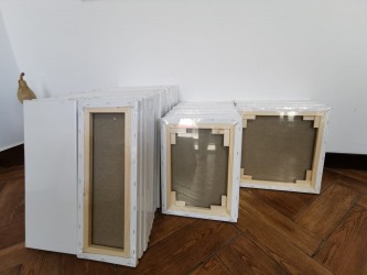 Sasiu panza bumbac 20 x 20 Granulație medie de 360 gr/mp. Pot fi utilizate la pictura în culori pe bază de ulei cât și în culori pe bază de apă (acrilice, tempera, guașe)