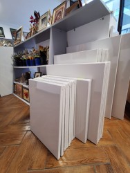 Sasiu panza bumbac 100 x 130 Granulație medie de 360 gr/mp. Pot fi utilizate la pictura în culori pe bază de ulei cât și în culori pe bază de apă (acrilice, tempera, guașe)