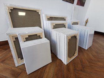 Sasiu panza bumbac 10 x 15 Granulație medie de 360 gr/mp. Pot fi utilizate la pictura în culori pe bază de ulei cât și în culori pe bază de apă (acrilice, tempera, guașe)